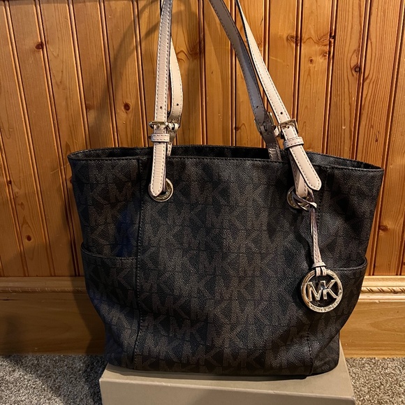 Michael Kors Handbags - Michael Kors Signature Tote